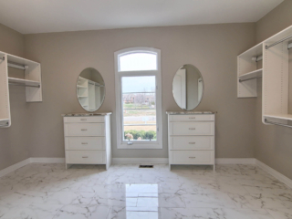 Master_Bedroom_Walk-In_Closet_ll